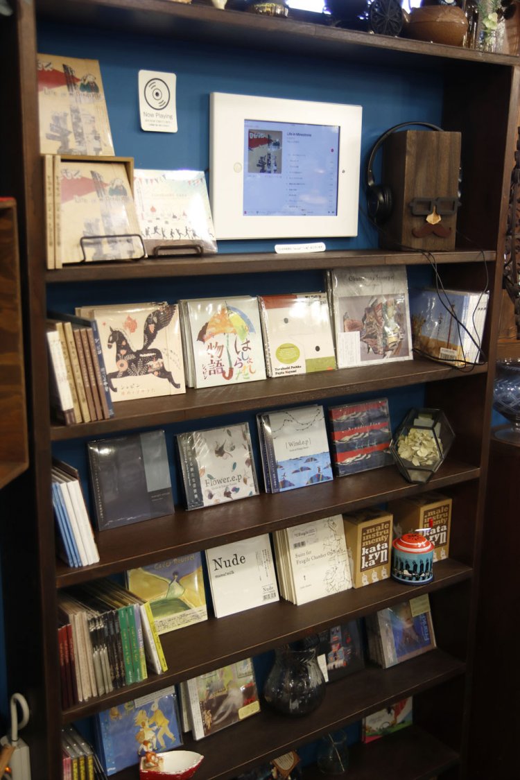 店の雰囲気によく合う国内外のトイミュージックのCDコーナーも。
