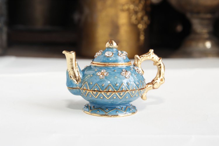 リングケース3800円。アラジンと魔法のランプを思わせる、ラインストーンきらめく金属製の小物入れ。 胴部がパカッと開く。