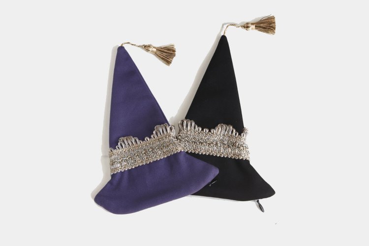 帽子のペンケース各2430円。魔女の帽子をイメージした店オリジナルのポーチ。小物入れや化粧ポーチにも使える。紫と黒の全2色。