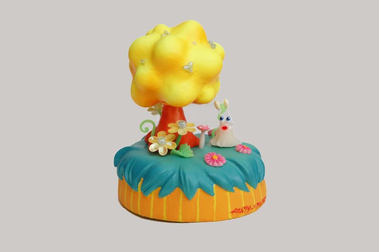 manamu×プラムツリーコラボフィギュア4000円。開店3周年記念に大阪のオブジェ作家が店のロゴイラストをイメージして樹脂粘土などで制作。ポップな色味！