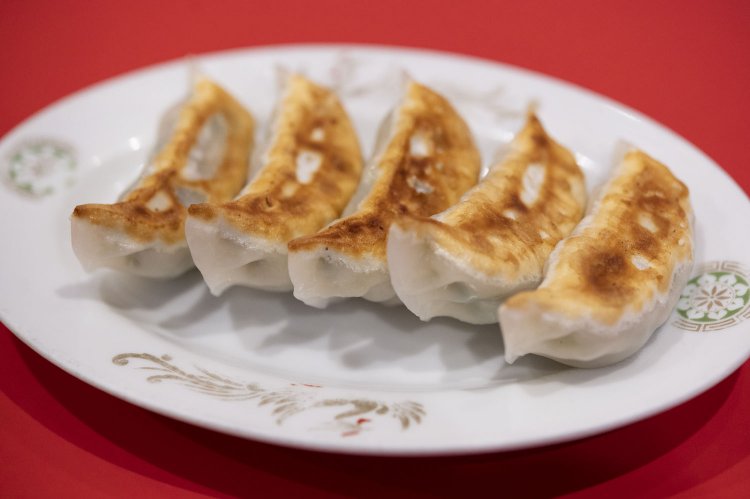 手作り焼餃子5個入り380円。