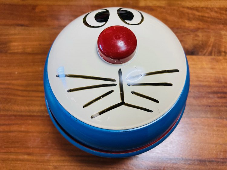 各地のそば店で提供される、お子様メニューの器。どう見ても公式ではないと思う