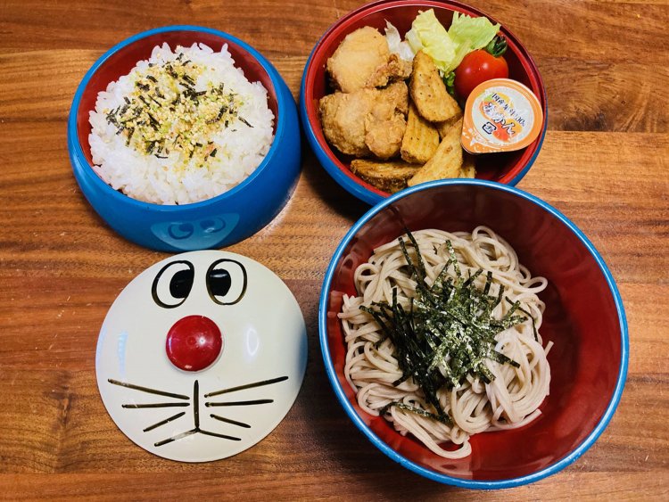 そば店のお子様メニューは大抵大人は頼めないため、自分で器を入手し再現してみた。器は三段になっている