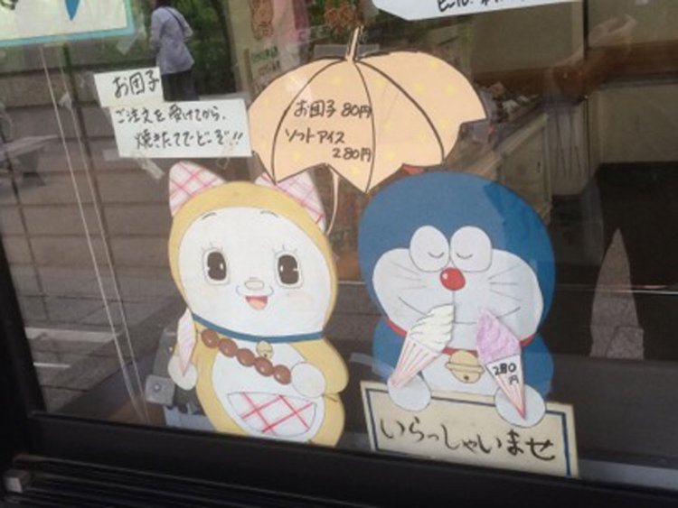 売店のイラストドラ。90年代頃のアニメを参考にしているものと思われる