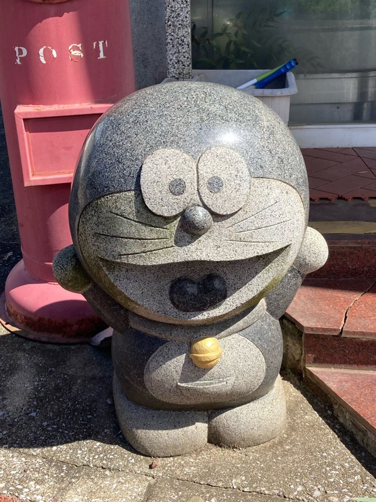 千葉・馬込霊園近くの石材店前のドラ。これは公式だろうか