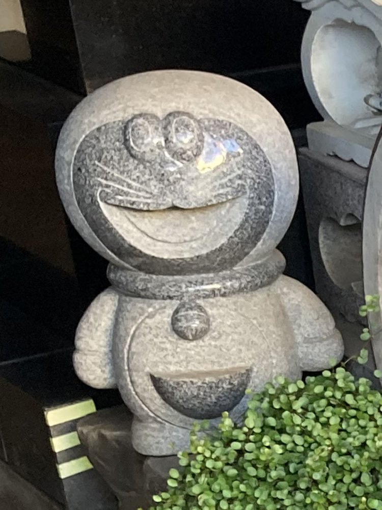 多磨霊園近くの石材店のドラ。顔色が濃いだけで別のキャラに見える