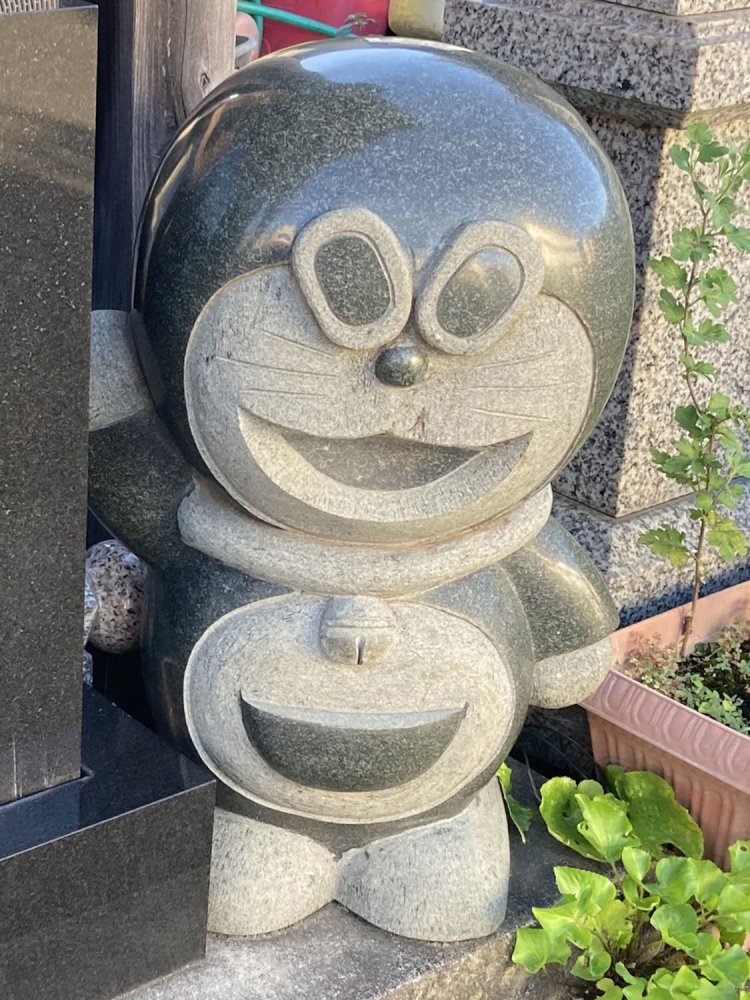多磨霊園近くの石材店ドラ。ドラというより宇宙人のようである