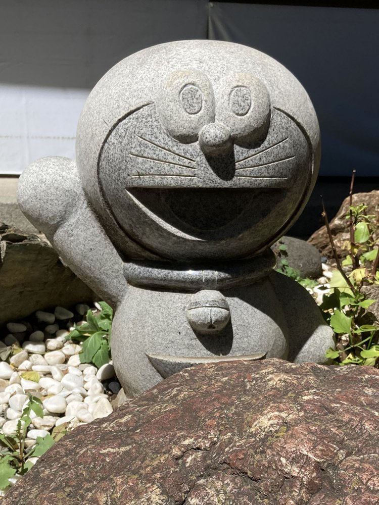 大崎・居木神社のドラ。この他にも二宮金次郎はじめ様々な石像が設置されている