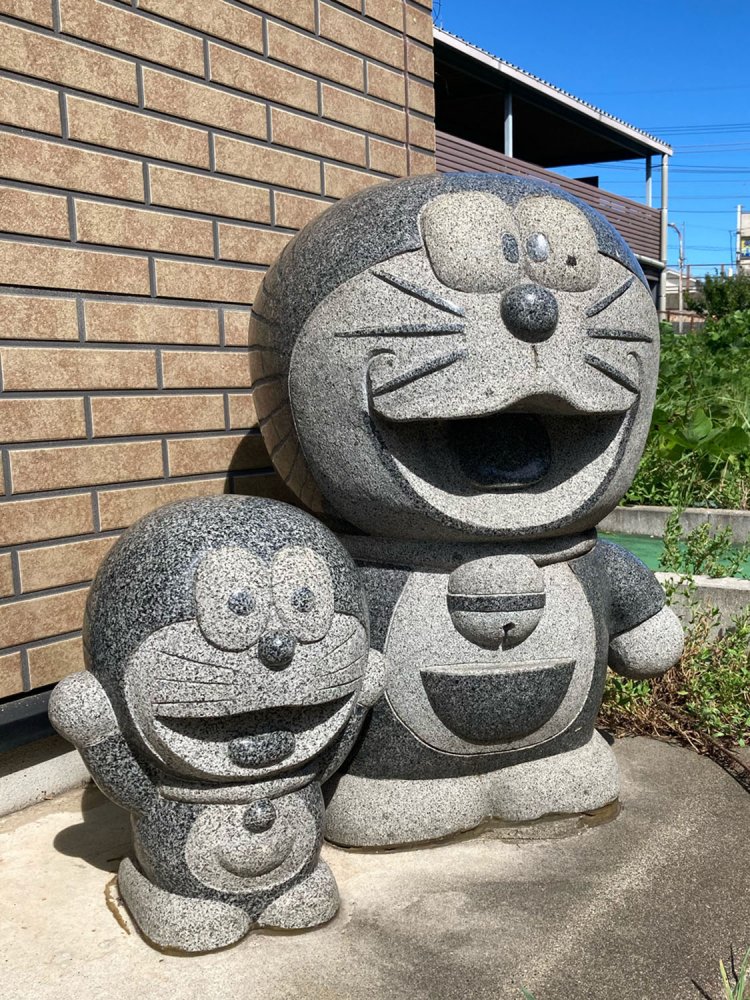 馬込沢駅近くのドラ。大きい方の口元が気になる