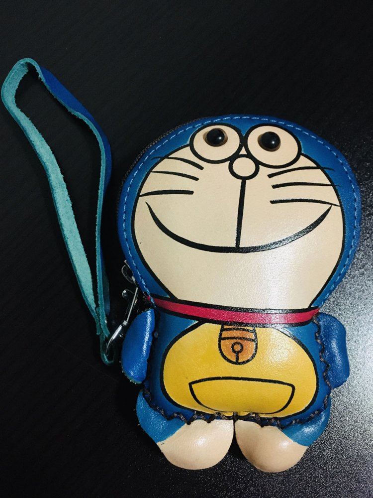 革製品を販売する出店にあったポーチ。なぜ鼻に色がなく、お腹が黄色いのだろうか