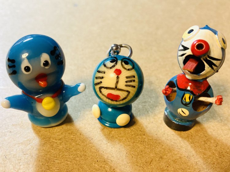 筆者が露店などで入手した、ガラス細工や銀杏細工のドラたち。ドラえもんとは何なのか、を考えさせられる