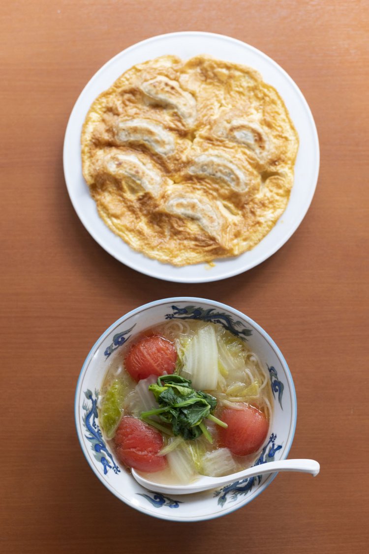 トマトタンメン1080円に使われる野菜は、季節ごとに産地を厳選。玉子餃子1040円の焼き目は、まるでこちらにほほえんでいるようだ。