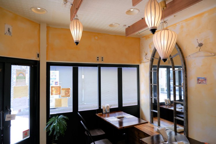 大きな窓が開放感を与える店内。