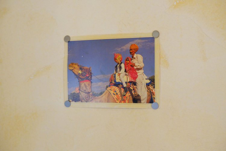 インドにまつわる飾りが壁のあちこちに。