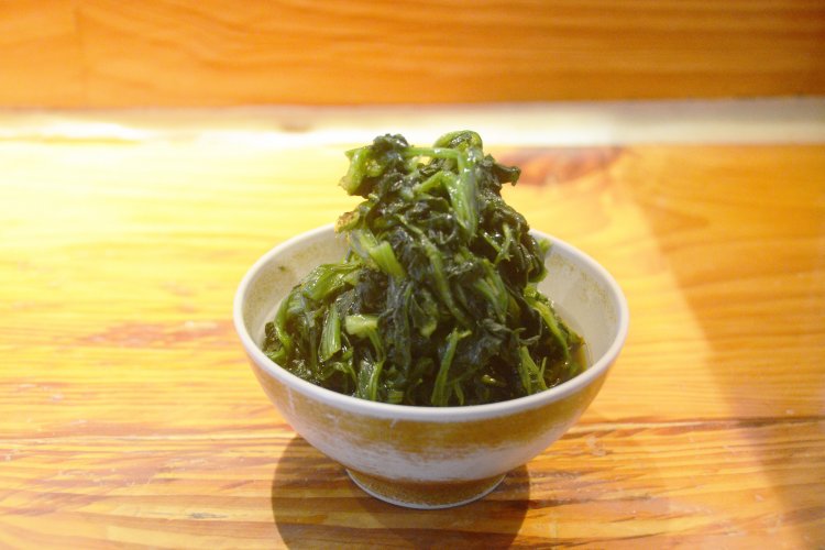 常連さんの根強いリクエストで生まれた、ホウレン草VVV250円。ラーメンに加えれば栄養満点に！