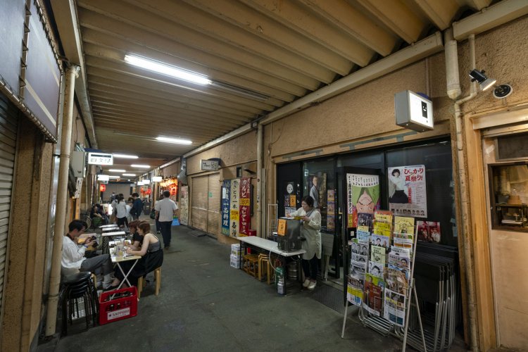 高架下の飲み屋街に。