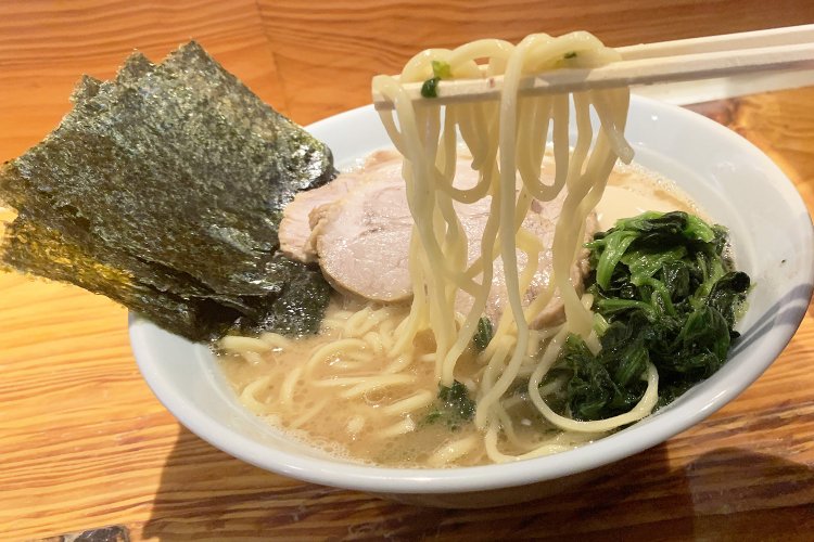 横浜家系ラーメンの定番、酒井製麺所の麺を使用。あのモチモチの食感と食べ応えのある太さがこのスープにもハマる！