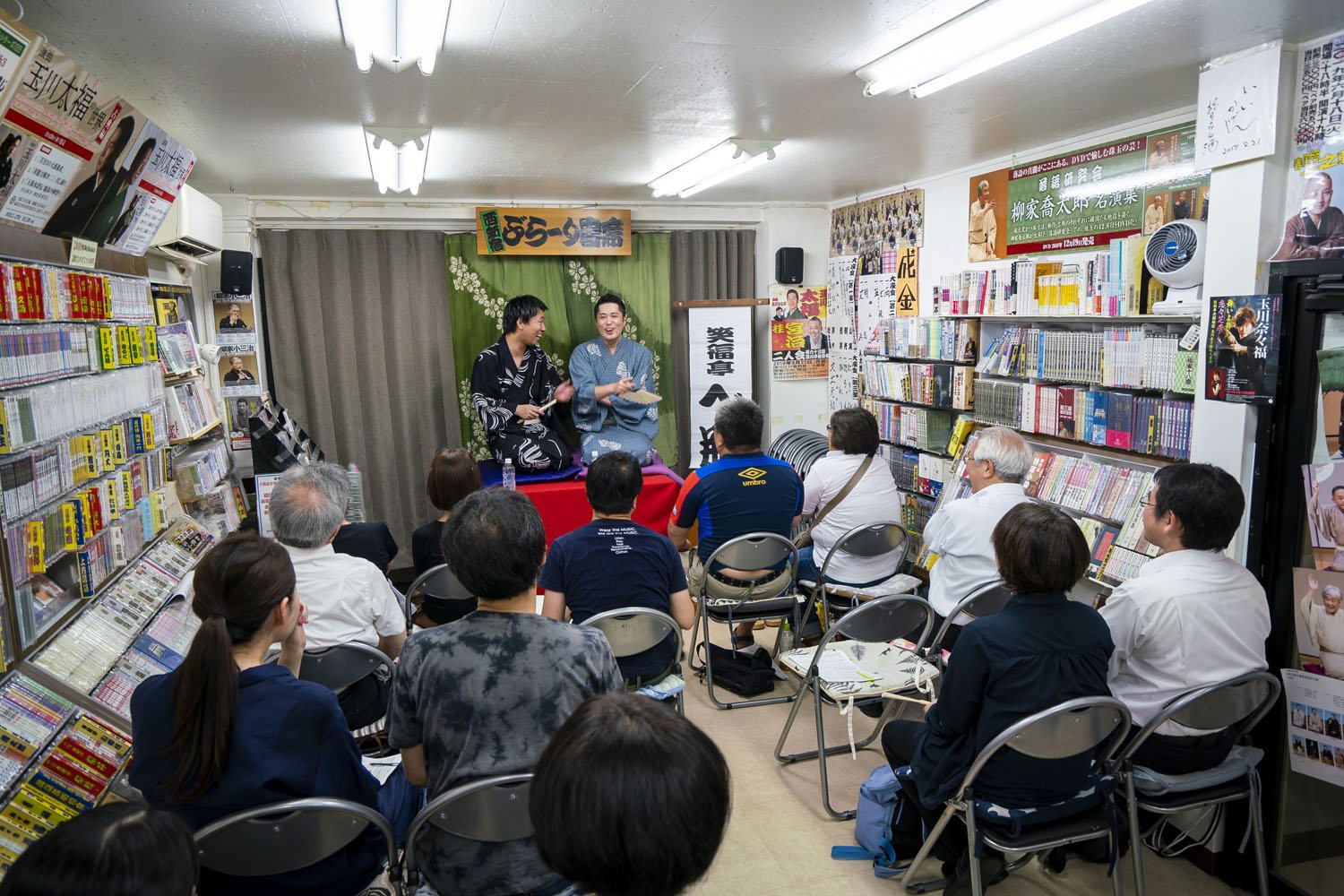 笑福亭べ瓶さん(左)と柳家勧之助さんの、4回目の二人会。仲良く並び、延々トークで大爆笑。