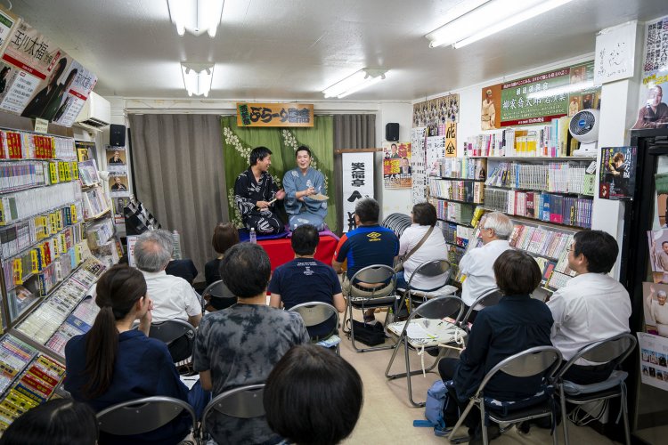 笑福亭べ瓶さん（左）と柳家勧之助さんの、4回目の二人会。仲良く並び、延々トークで大爆笑。