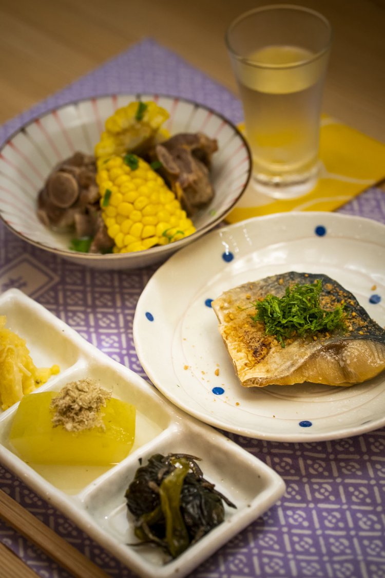 前菜、肉・魚料理、ご飯・汁が開演前から終演後に供される。