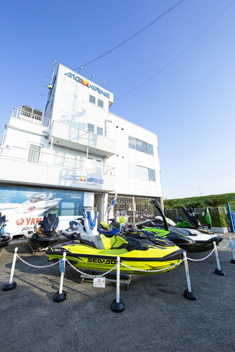 店が3階に入る『エムジーマリーン』の建物。水上オートバイほかウェイクボードやウェイクサーフィンの講習・体験も。