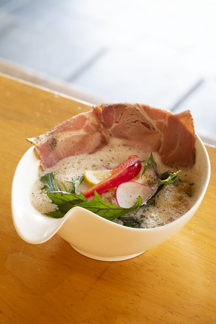 豚泡ラーメン1150円。麺はメニューごとに違うものを。また、低温調理したレアチャーシューがのる。