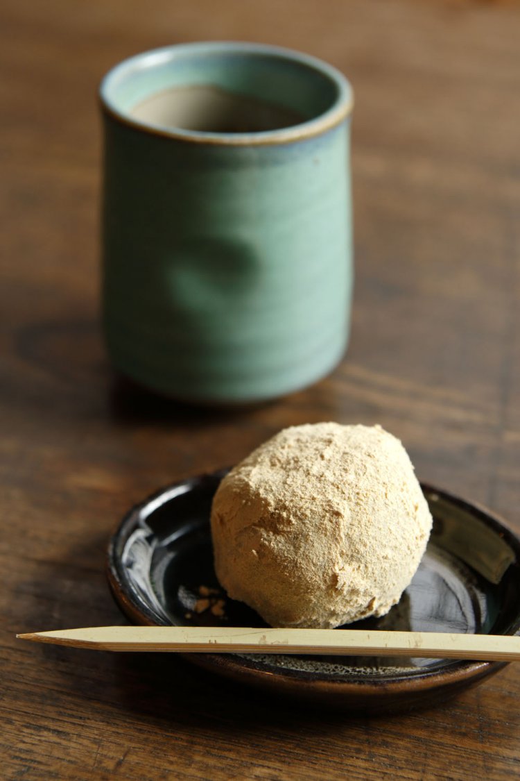 デザートはアイスもあるが、きな粉で化粧したそばがき団子を。自家製あんこ玉がぎっしり。食べ応えあり。