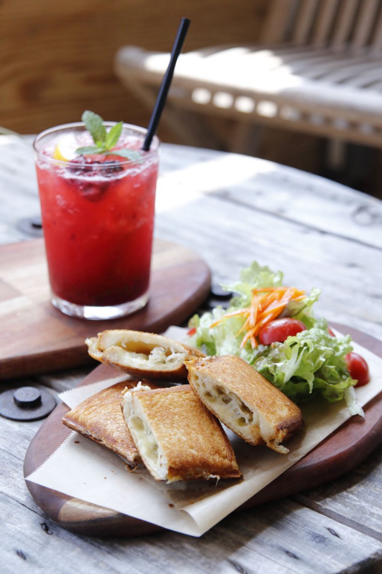 自家製ベリーベリーソーダ900円、しらすとアンチョビのホットサンド1300円（期間限定）。