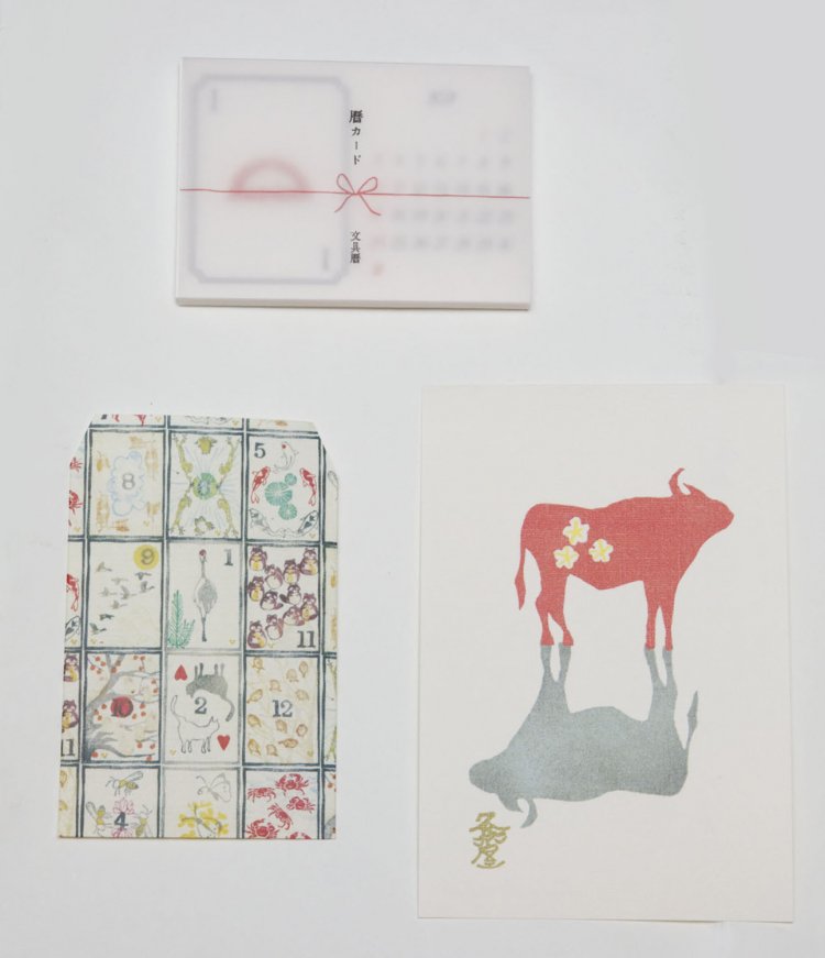 久奈屋さんの紙文具330円～。町田在住の紙文具作家のご夫婦によるポチ袋、暦カード、祝い葉書。図案は主に自作の消しゴムハンコを使うとか。