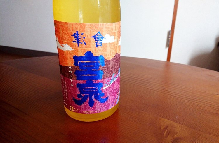 ラベルが鏡文字になっているのは、この酒は蔵元が今まで造らなかった“裏バージョン”であり、日本酒業界の再起を願った造り手の思いである“Reverse”などを掛け合わせたことに由来する。