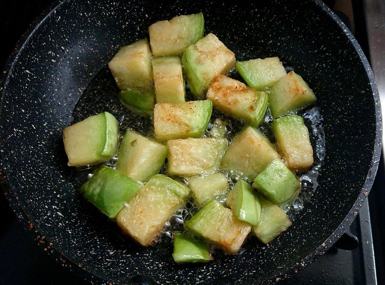 茄子を揚げ焼き