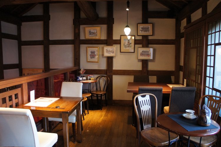 昭和に活躍した地元画家、吉田茂承氏による川越の街並みを描いた水彩画が印象的だ。