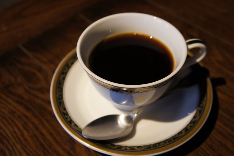 グリーンとゴールドを基調にした、このカップ＆ソーサーがトアルコトラジャの証。