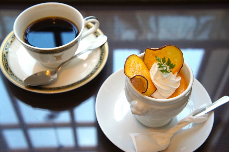 トアルコトラジャコーヒー600円、自家製さつまいもプリン550円。セットで100円引き。