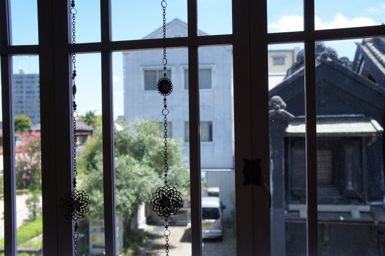 窓際の席からは蔵がちらりとのぞく。