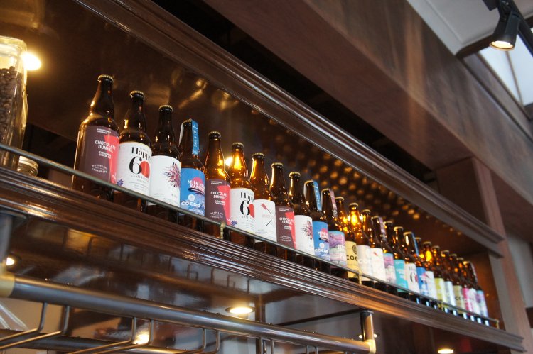 過去販売された貴重な限定COEDOビールの数々。当店では瓶ではなく樽生でシーズナルビールを提供している。