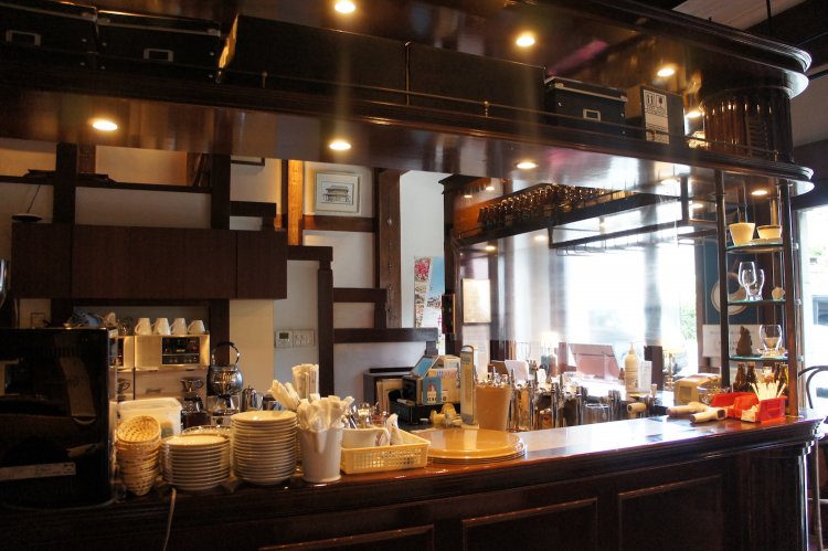 柔らかな光が降り注ぐバーカウンター。ここで丁寧にコーヒーを淹れている。