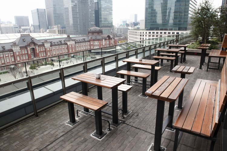 ビルの東と南、L字形のテラスから、東京駅丸の内口前を見渡せる。