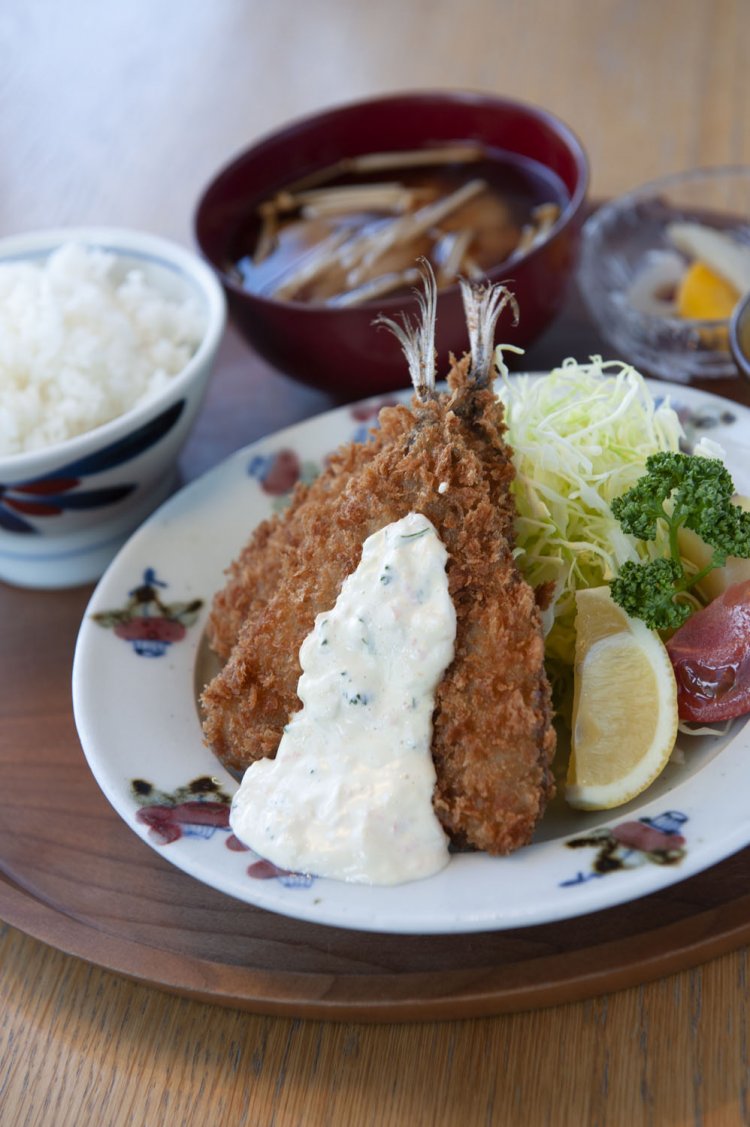 長崎定食 松浦港のアジフライ1680円。付け合わせの自家製ぬか漬けも密かな人気の品だ。