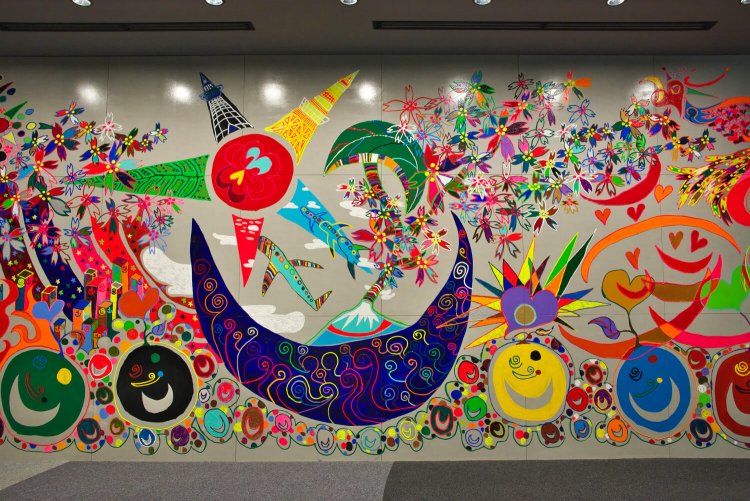 センター入り口の壁画はスペシャルサポーターの1人、香取慎吾さん作。