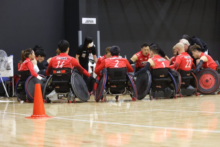 パラアリーナで練習する車いすラグビーチーム。