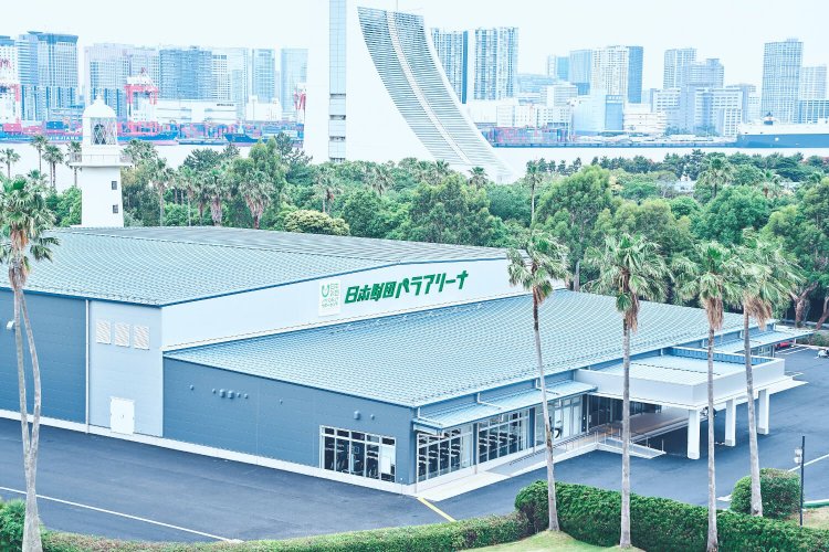 お台場の船の科学館敷地内にあるパラアリーナ。選手は自家用車で来ることが多いため、車いすの出し入れがしやすいように間隔が広めの駐車場がある。