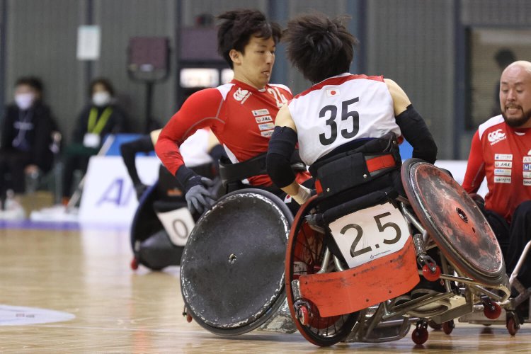 車いす後部に掲げた「2.5」の札は、障がいのクラスを表示。0.5点から3.5点まで4名で合計8点以下で構成、女子参加は0.5点が加算。