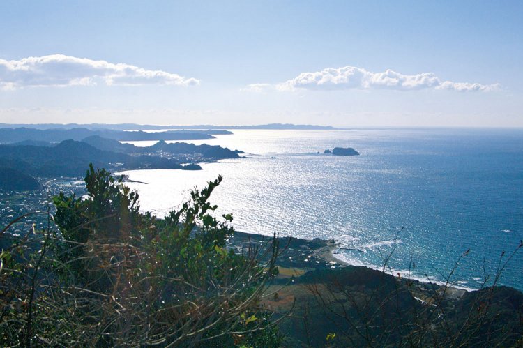 ローブウェー山頂駅の展望台から保田の海岸線を望む。