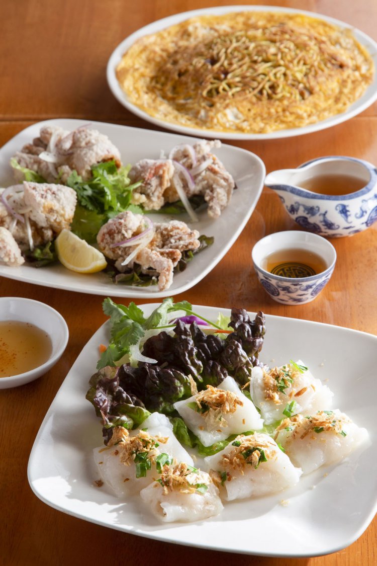 手前から、ふわふわの食感が感動的なバングン（エビ蒸し巻き）900円、甲羅まで食べられるソフトシェルクラブ2480円、あんが隠れた看板メニューの華福焼きソバ1100円。