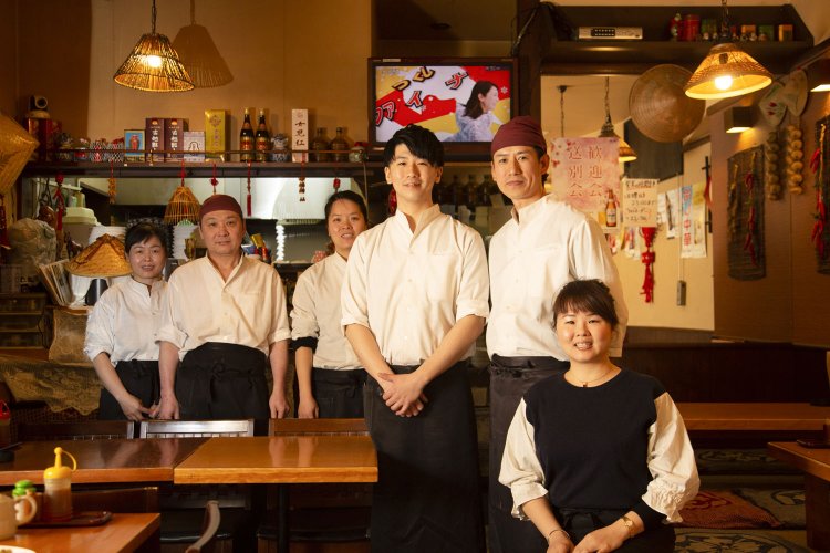 陳さんファミリーとスタッフたち。