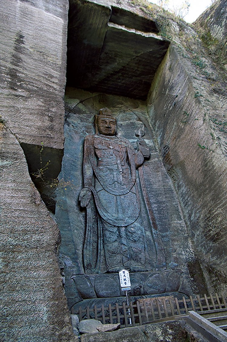 高さ30mの百尺観音。戦没者、交通事故の犠牲者の供養のために1960年代に石切り場跡に彫られた。