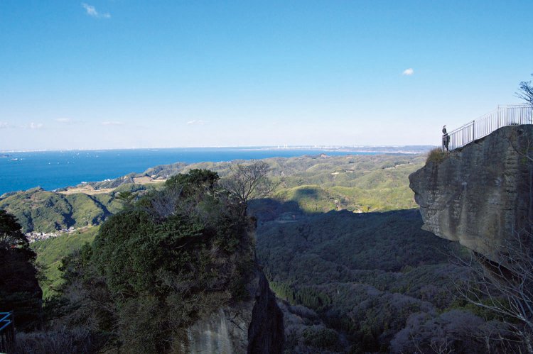鋸山では一番有名な地獄のぞき。100m真下が覗ける高所恐怖症泣かせの名所。