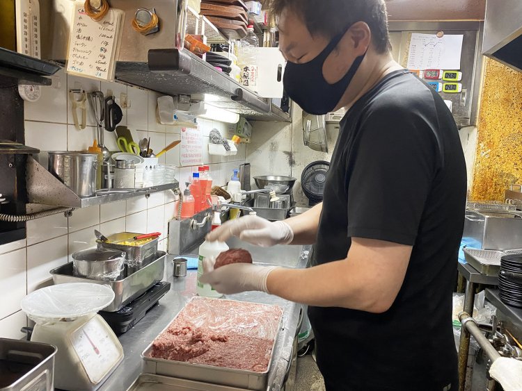 ハンバーグはサイズが豊富なため、基本的には注文を受けてから成形し、鉄板で焼き上げるという。