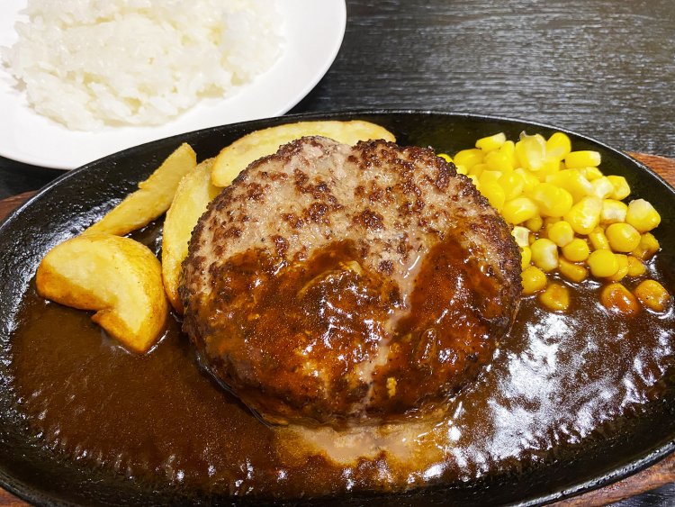 基本のハンバーグ200g 590円。ライスはみそ汁付き220円。ソースは一番人気のデミグラスソース。